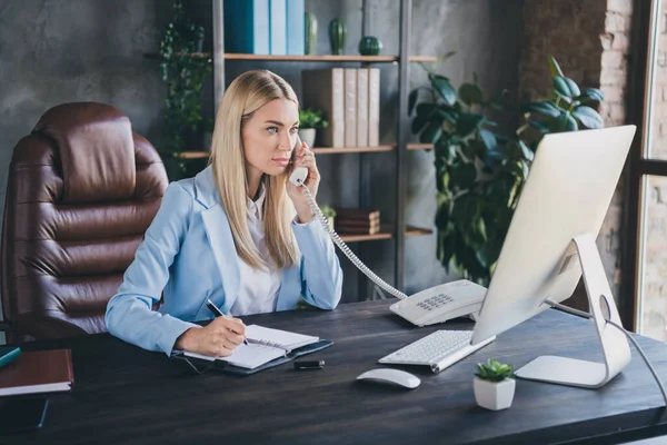 Foto Der Chefin Dame Persönliche Assistentin Sitzen Schreibtisch Hören Firma — Stockfoto