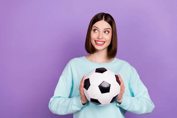 Foto Retrato Menina Mantendo Bola Futebol Jogo Olhando Copyspace Isolado — Fotografia de Stock