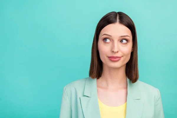 Foto Senhora Morena Millennial Engraçado Olhar Espaço Vazio Desgaste Blazer — Fotografia de Stock