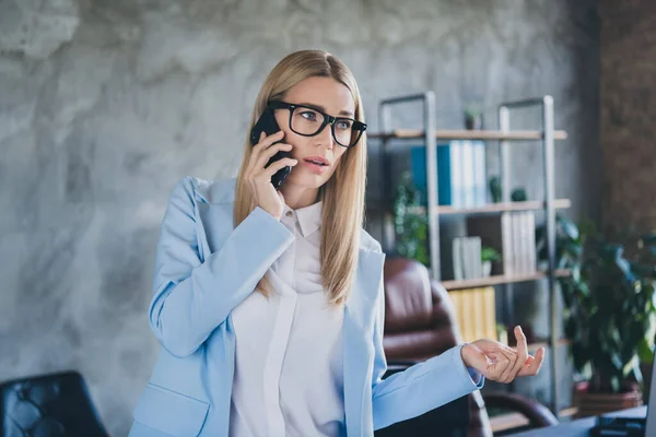 Foto Van Stupor Ervaring Zakenvrouw Hebben Carrière Probleem Praten Chief — Stockfoto