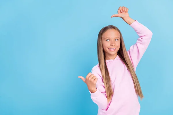 Foto Soñador Fresco Feliz Positivo Niña Pequeña Punta Dedo Pulgar —  Fotos de Stock