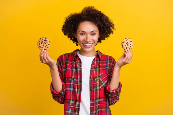 魅力的な陽気な女の子の肖像画手で保持新鮮なおいしいクッキー隔離された明るい黄色の色の背景 — ストック写真