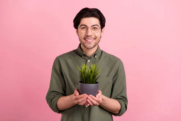 明るい慎重な庭師の男の写真現在の観葉植物の摩耗カーキシャツ孤立ピンク色の背景 — ストック写真