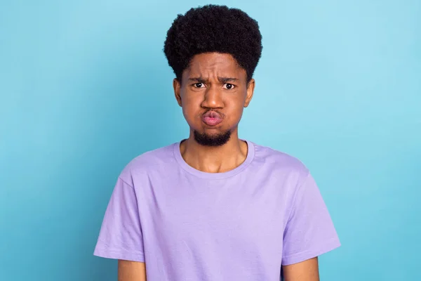 Fotografie Nešťastné Tmavé Kůže Muž Nosit Fialové Tričko Izolované Modré — Stock fotografie