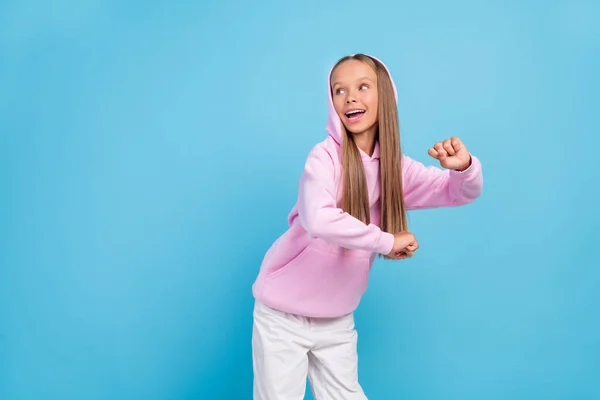 Foto Soñador Curioso Fresco Positivo Niña Pequeña Mirada Espacio Vacío —  Fotos de Stock