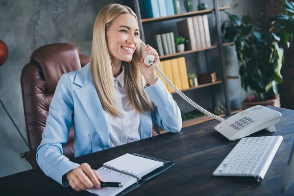 Foto Des Erfolgreichen Promoters Vermarkterin Lady Talk Telefongerät Partner Sitzen — Stockfoto