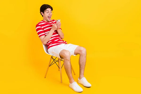 Şok Olmuş Mutlu Bir Adamın Tam Vücut Fotoğrafı Sarı Arka — Stok fotoğraf