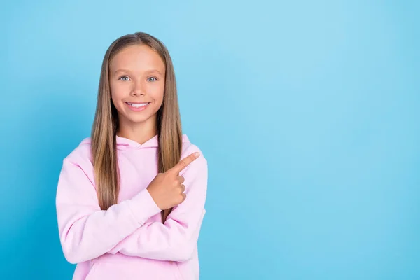 Foto Encantadora Niña Feliz Punto Dedo Vacío Espacio Noticias Venta —  Fotos de Stock