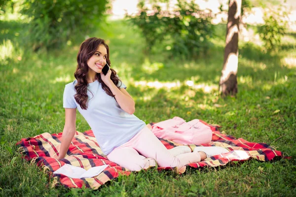 Comprimento Total Corpo Tamanho Foto Mulher Falando Celular Sorrindo Sentado — Fotografia de Stock