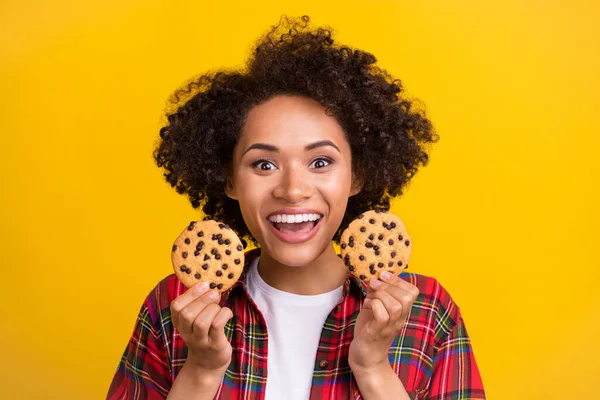 魅力的な陽気な波状毛中毒の女の子の肖像 新鮮なおいしいクッキーを保持します — ストック写真