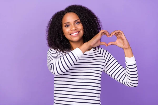 Foto Sorrir Bom Humor Feminino Mostrando Símbolo Coração Usar Camisola — Fotografia de Stock