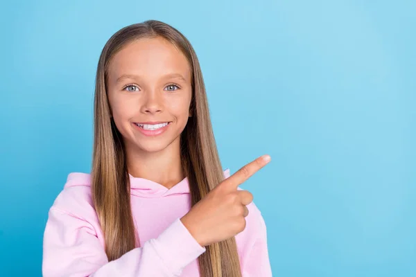 Foto Glad Ung Flicka Peka Finger Tomt Utrymme Nyheter Tips — Stockfoto