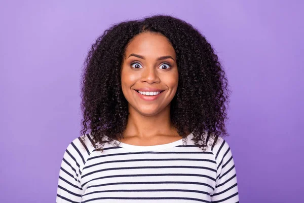 Retrato Jovem Sorrindo Senhora Louca Espantada Olhando Para Ver Enorme — Fotografia de Stock