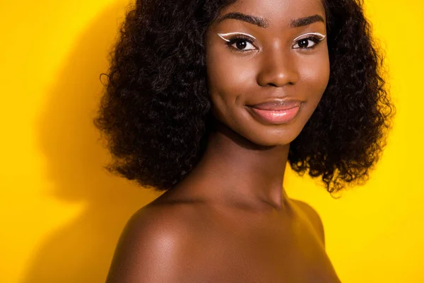 Foto Van Jong Mooi Prachtig Positief Afro Meisje Dragen Geen — Stockfoto