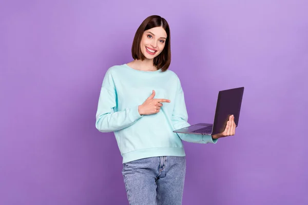 Laptop Öneren Fotoğrafçı Kız Izole Edilmiş Pastel Rengi Arkaplan — Stok fotoğraf