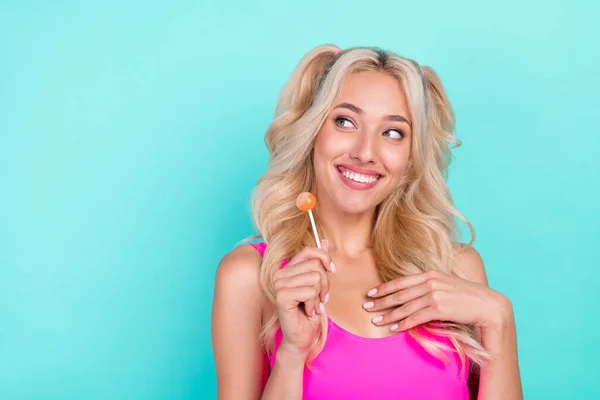 Foto Menina Feliz Sorriso Positivo Sonho Comer Doce Pirulito Sobremesa — Fotografia de Stock