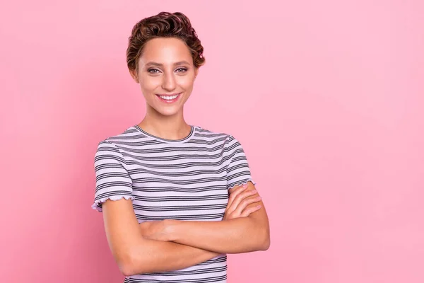 クールなミレニアルショートヘアの女性の写真は ピンクの色の背景に隔離されたストライプのTシャツを着用腕を越え — ストック写真