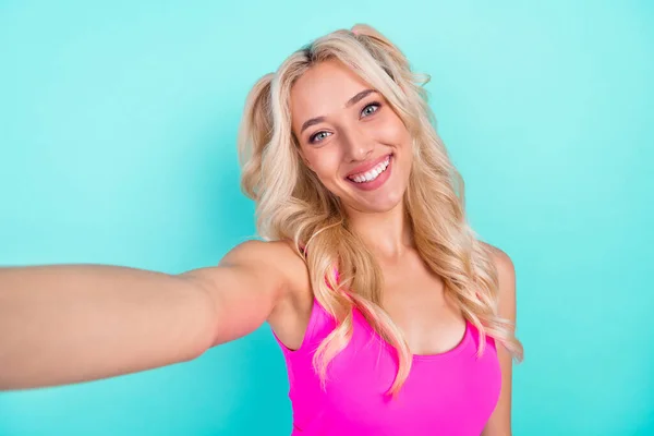 Foto Von Jungen Fröhlichen Mädchen Glücklich Positives Lächeln Machen Selfie — Stockfoto