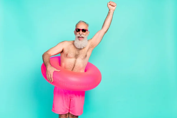 Foto Von Alten Mann Heben Faust Schreien Offenen Mund Tragen — Stockfoto