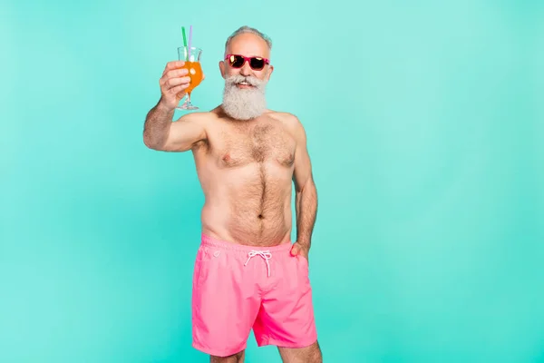 旅游商人喝橙子鸡尾酒的照片说吐司要戴太阳镜隔离绿松石色背景 — 图库照片