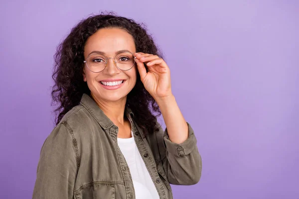 明るいかなり幸せな若いアフロアメリカの女性の写真は 紫色の背景に隔離されたメガネの笑顔を身に着けている — ストック写真