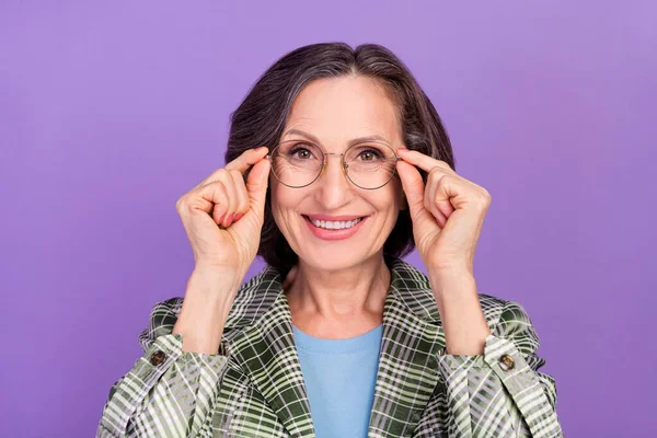 古い陽気な幸せな女性の写真を保持手の眼鏡は 紫色の背景に隔離されたアイウェアビジョンを身に着けている — ストック写真