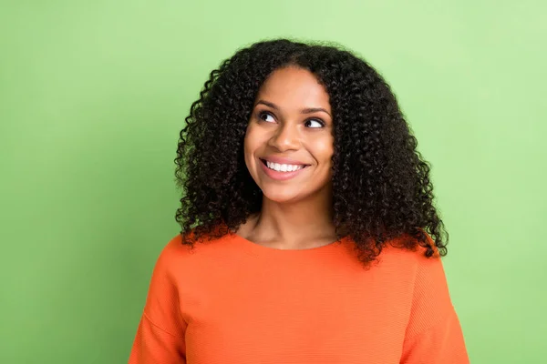 Foto Joven Mujer Negra Feliz Sonrisa Positiva Sueño Curioso Mirar — Foto de Stock