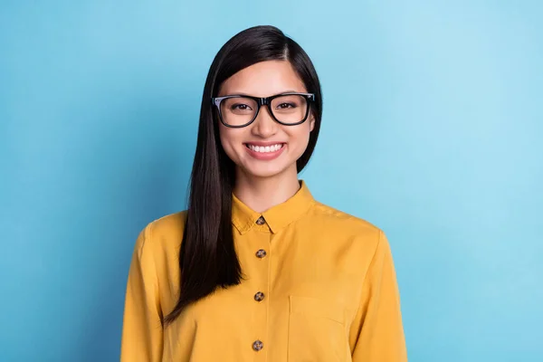 Foto Senhora Morena Millennial Inteligente Usar Óculos Camisa Amarela Isolada — Fotografia de Stock
