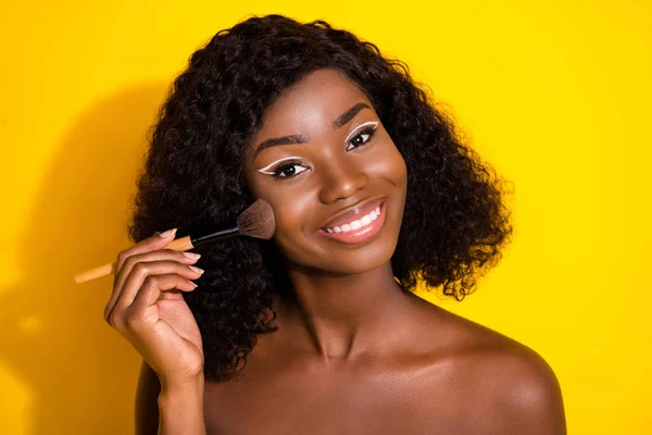 照片上的年轻美丽可爱的微笑的非洲女人在苍白的脸颊上涂上一层淡淡的黄色背景 — 图库照片