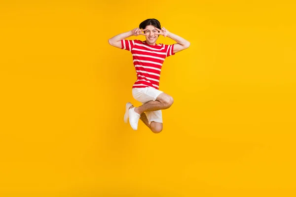 Mutlu Pozitif Gençlik Işaretlerinin Tam Boy Fotoğrafı Sarı Arka Planda — Stok fotoğraf