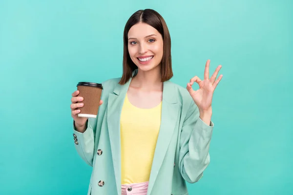 Retrato Encantador Positivo Menina Segurar Papel Copo Café Dedos Mostram — Fotografia de Stock