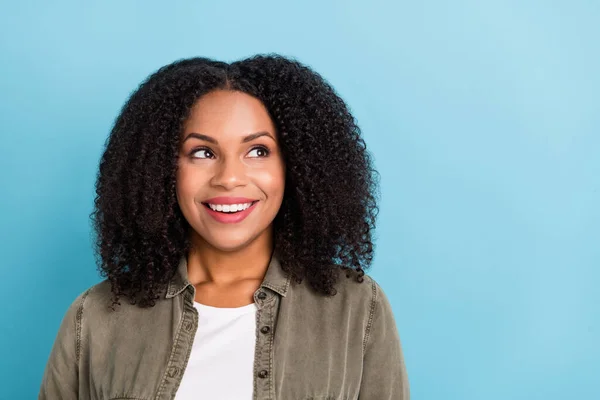 Foto Señora Bastante Satisfecha Sonrisa Dentada Mirada Interesada Espacio Vacío — Foto de Stock