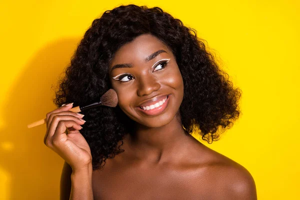 照片上的年轻快乐的微笑可爱的梦幻的非洲女孩看上去像一个被黄色背景隔离的复制空间 — 图库照片