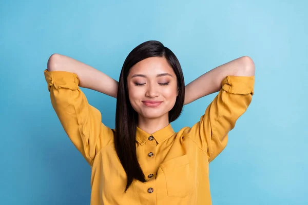 Foto Der Ruhe Junge Brünette Dame Hände Kopf Tragen Gelbes — Stockfoto