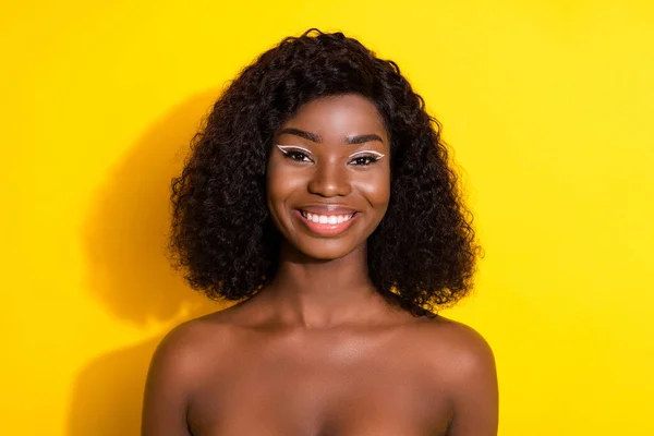 年轻快乐的微笑可爱的非洲女人的照片 裸露的肩膀 早上的例行公事 黄色背景隔离 — 图库照片