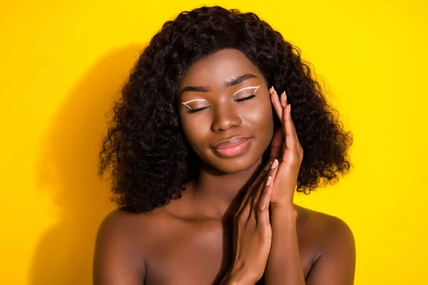 Foto Jovem Bela Mulher Africana Pacífica Mimos Aplicando Creme Rosto — Fotografia de Stock