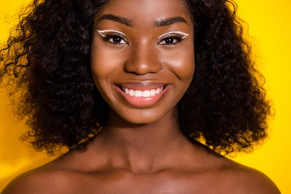 照片上年轻笑容满面的非洲女人没有穿任何衣服 只有黄色背景的自然美 — 图库照片