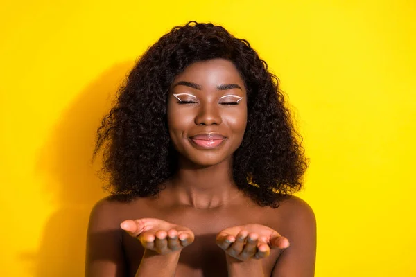 若いアフリカ人女性の写真幸せな正笑顔ホールド手化粧美容整形手順黄色の色の背景に孤立 — ストック写真