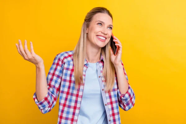 Foto Van Grappige Blonde Jonge Dame Zeggen Telefoon Dragen Geruite — Stockfoto