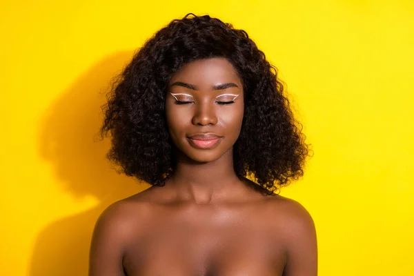 Fotografie Mladé Krásné Okouzlující Snivé Klidné Afro Žena Nosit Žádné — Stock fotografie