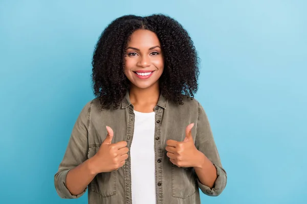 Foto Alegre Bonita Senhora Sorriso Dente Mostrar Dois Polegares Para — Fotografia de Stock