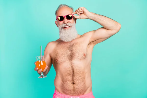 Φωτογραφία Του Χαρούμενου Δροσερό Επιτυχημένος Άνθρωπος Κατέχουν Ποτήρι Χυμό Πορτοκαλιού — Φωτογραφία Αρχείου