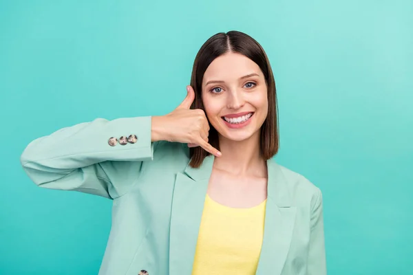 Foto Von Netten Millennial Brünette Dame Bitten Nennen Tragen Jacke — Stockfoto