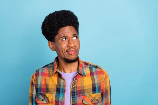 Foto Chico Morena Joven Triste Mirada Espacio Vacío Desgaste Camisa — Foto de Stock