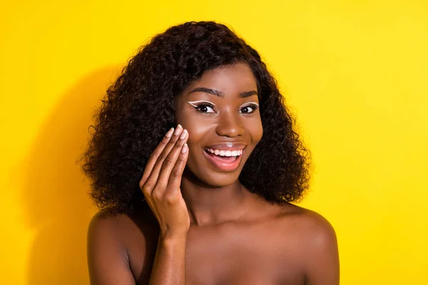 Φωτογραφία Του Νεαρού Χαρούμενος Χαρούμενος Χαμογελαστός Afro Κορίτσι Γυμνούς Ώμους — Φωτογραφία Αρχείου