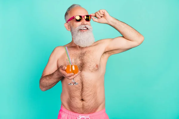 오렌지 주스를 마시는 사진빈 공간에 선글라스같은 반바지를 — 스톡 사진