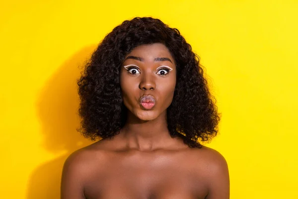 若い美しいです魅力的なアフリカの女性の服を着ていない唇のキスを黄色の色の背景に隔離 — ストック写真