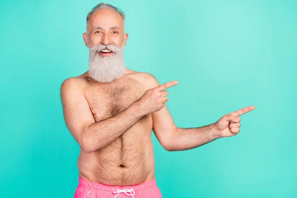 Foto Glada Positiva Gamla Mannen Fingrar Direkt Tomt Utrymme Erbjuder — Stockfoto