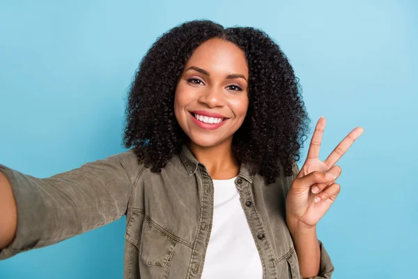 Retrato Menina Alegre Atraente Fazer Dedos Selfie Mostrar Sinal Isolado — Fotografia de Stock