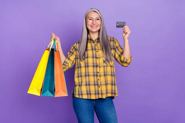 Photo Cheerful Mature Woman Customer Payment Wireless Shopping Discount Isolated — Stock Photo, Image